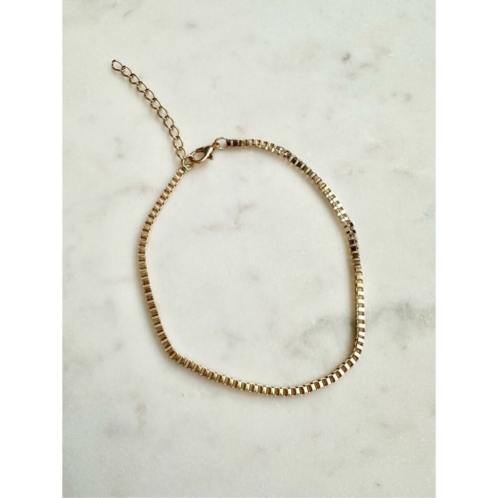 Sleek gold color chain-link anklet